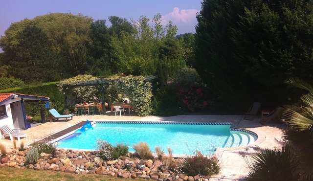 2-star apartment in a villa: pool, close to beaches, Biarritz, and golf courses