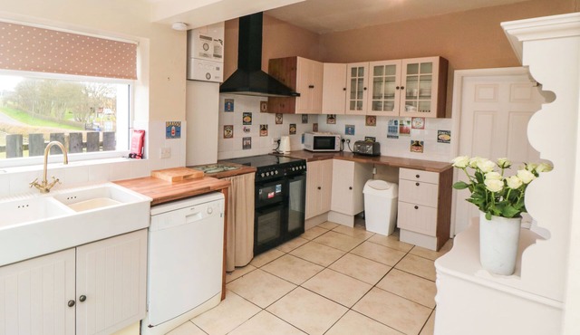 2 STATION COTTAGES, pet friendly, with open fire in Primrose Valley