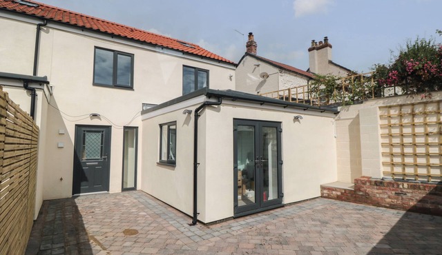 2 STAVELEY COTTAGES, pet friendly, with a garden in Great Driffield