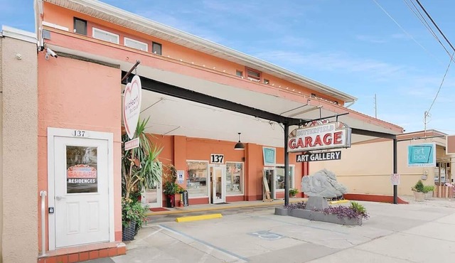 2 Steps to Ice Plant, Apt in Downtown St. Aug