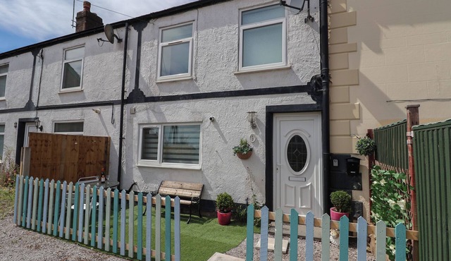 2 STONELEIGH COTTAGE, pet friendly, with a garden in Gwersyllt