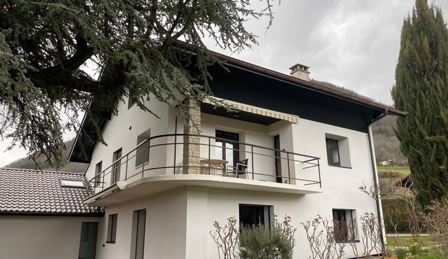 2-storey, 4-bedroom apartment in a detached house in Menthon St B