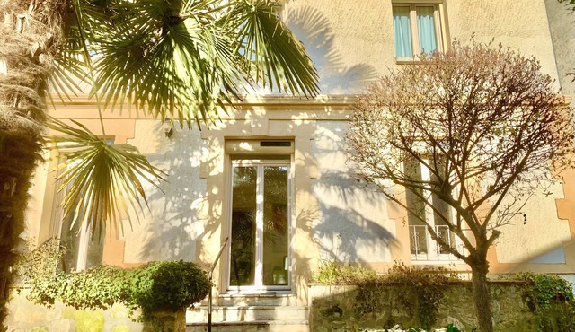2 Storey House, a/c❄️, garden, central Bergerac, spacious & bright. Parking privé
