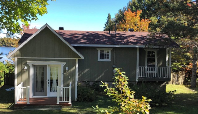 2-storey house, furnished, waterfront, lake access. Dog and/or cat accepted.