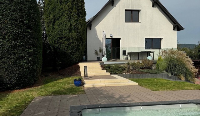 2-storey house, quiet residential area