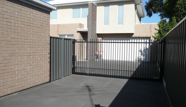 2 Storey New Luxury Home great location 2 bathrooms 3 toilets sleeps 12