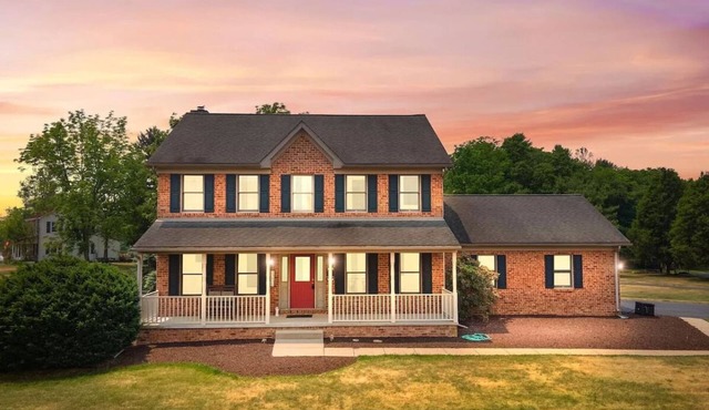 2 Storie, Hot Tub, Open Area