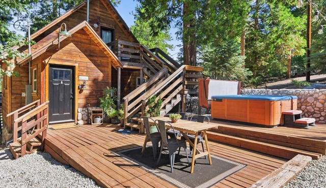 2-Story 3 BR Mountain Cabin w/Fireplace, Hot Tub
