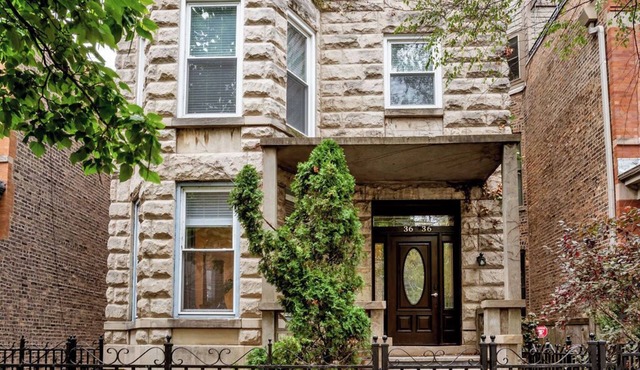 2-Story 4-Bedroom Condo: 3-minute walk to Wrigley Field. King Bed