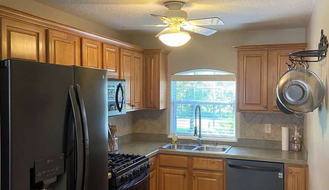 2-story apartment in between Mt Dora and Deland FL. Close to many destinations.