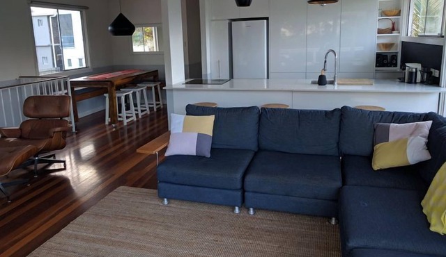 2 Story Beach House - 50m to Beach & Cafes - Pet Friendly