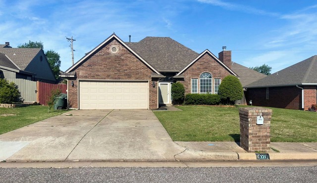 2-Story Central Edmond Home - 4 bed 2.5 bath