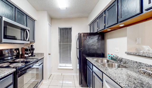 2-story condo with pool, balcony, parking & great Briar Forest location-Dogs ok