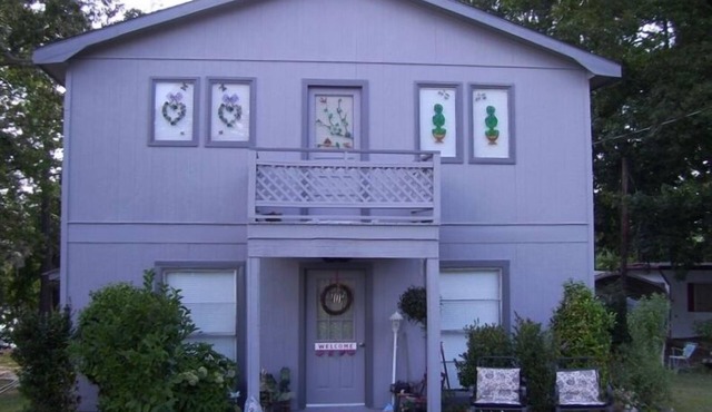 2 Story Cottage at 100+Acre Lake - Come Visit with Us!