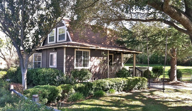 2 Story Cottage w/2 Fireplaces! Walk to wine tasting in Los Olivos!