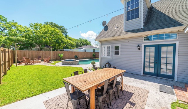 2-Story cottage w pool+bonfire