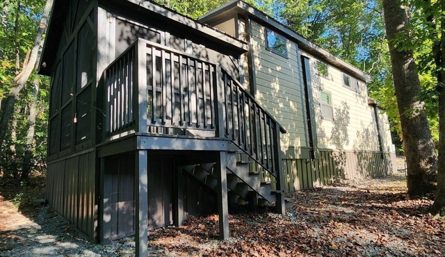 2-story creek side tiny home, dog-friendly, screened in porch, quick walk to pool and playground, sleeps 6.