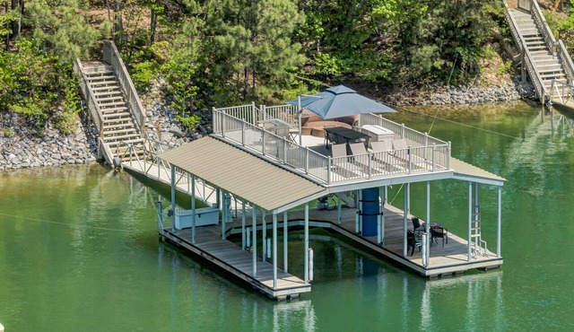 2 story dock/hot tub/game room/pets ok