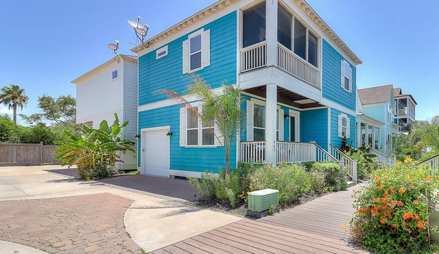 2-story dog-friendly home with balcony, W/D, gas grill & on-site outdoor pool