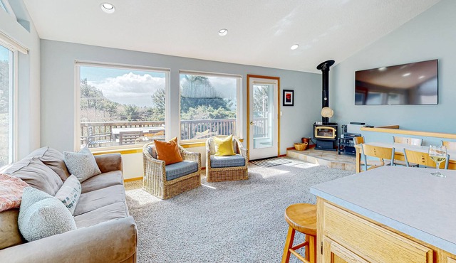 2-story dog-friendly home with beach access, gas grill, deck, Ping-Pong table