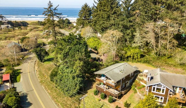 2-story dog-friendly home with gas grill, gas fireplace, beach access & 2 decks
