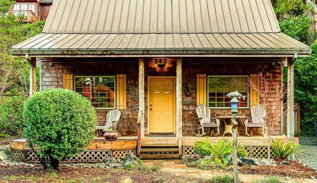 2-story dog-friendly 1 block from the beach with deck, patio, gas fireplace, W&D