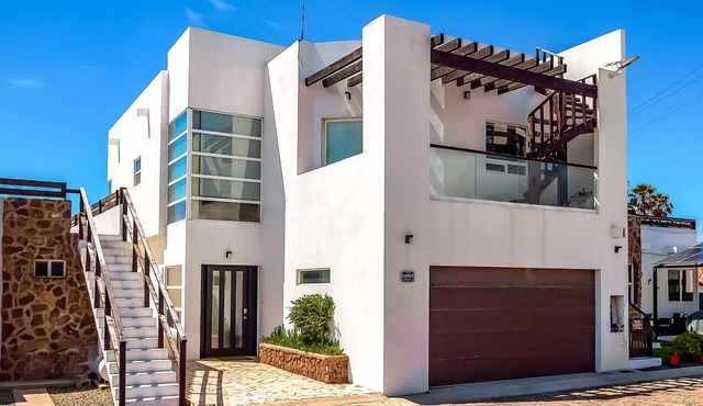 2-story dog-friendly villa with outdoor pool, patio, 2 balconies, streaming, AC
