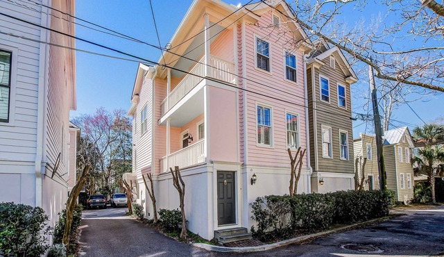 2-story downtown Charleston house with balcony, washer/dryer, central AC, WiFi