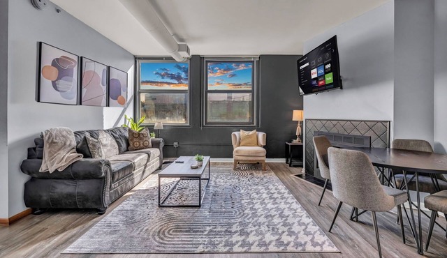2-Story Downtown Townhome FREE Parking Gym