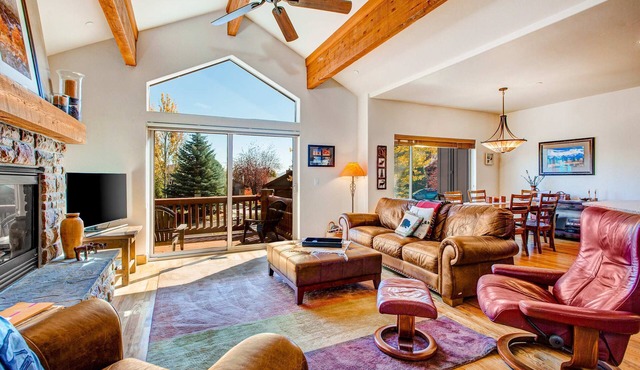 2-story duplex in great location with private balcony, mountain views, fireplace