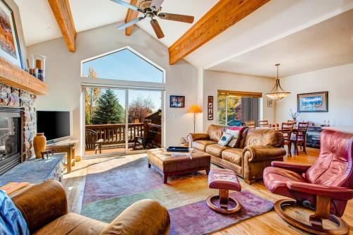 2-story duplex in great location with private balcony mountain views fireplace