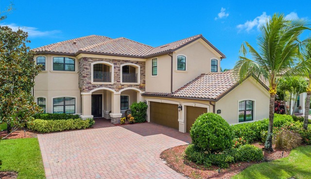 2 story estate home with 2 masters, 3 guest rooms, 4 full bathrooms. Discounted