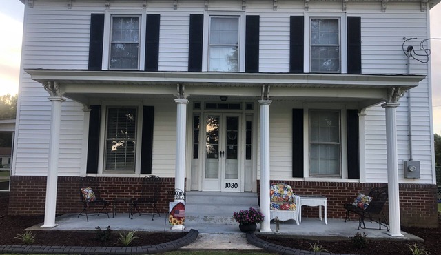 2 story farm house just off 795, sleeps 10+