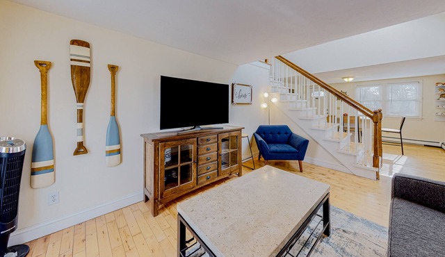 2-Story Home near Johns Pond w/2 Kayaks, Deck, Gas Fireplace, Washer/Dryer, A/C