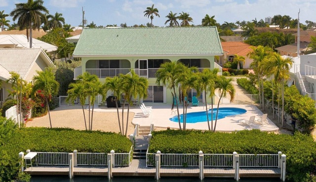 2 story home w/7 bedrooms,4 baths, private pool, 60ft of dockage, ample parking