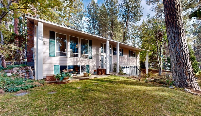 2-story home with private backyard, grill, fireplace, washer/dryer, & streaming