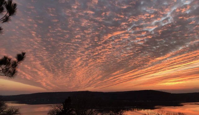 2 story home with full time lake views! Large deck,3 en-suites