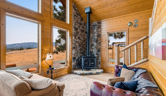 2-story house + loft w/deck, private hot tub, mountain views, secluded location