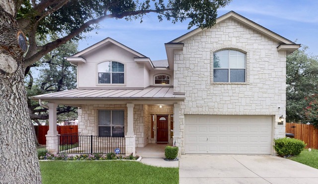 2-story house with back patio, grill, streaming, washer/dryer, & 2 living areas
