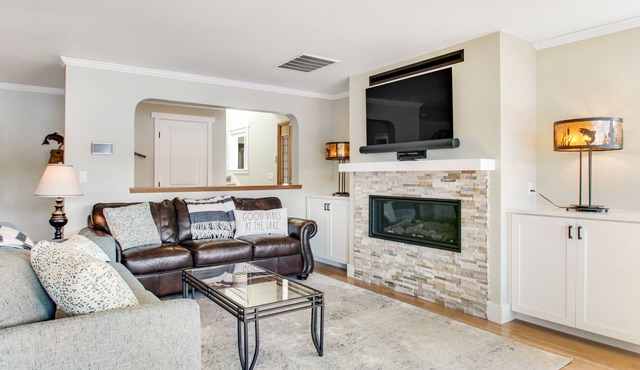 2-story lakefront home spacious deck, gas grill, firepit, fireplace, lake views