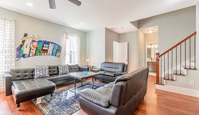 2 Story Large Apartment | 5 min to Downtown