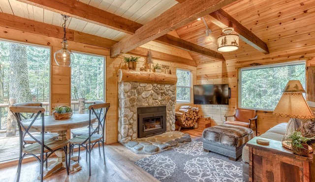 2-story mountain cabin with loft and fireplace, deck, streaming, washer&dryer