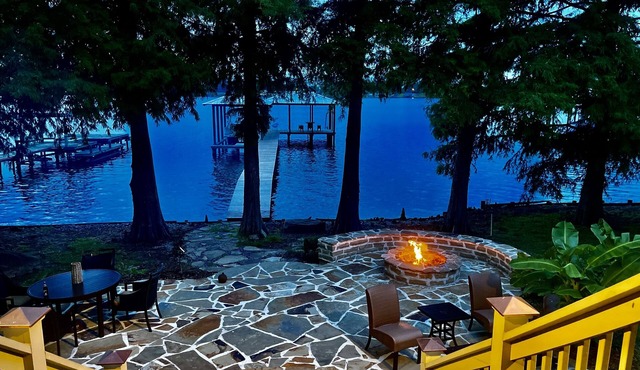 2 story river house with Amazing views!