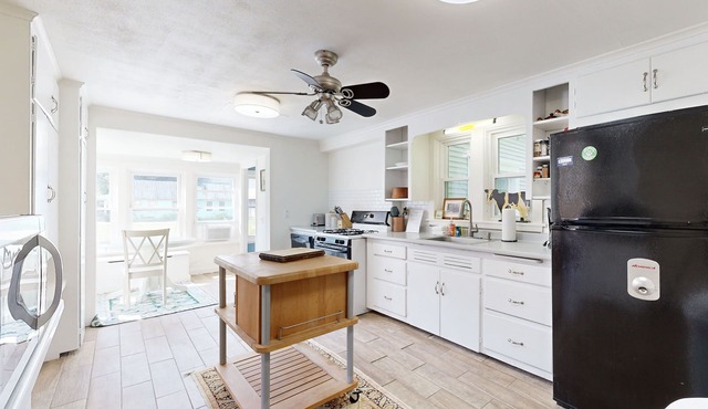 2-Story riverfront home + studio with washer/dryer, river views, & free WiFi