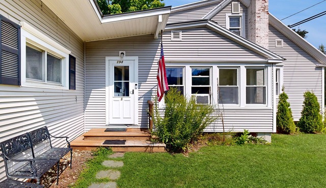 2-Story riverfront home + studio with washer/dryer, river views, & free WiFi