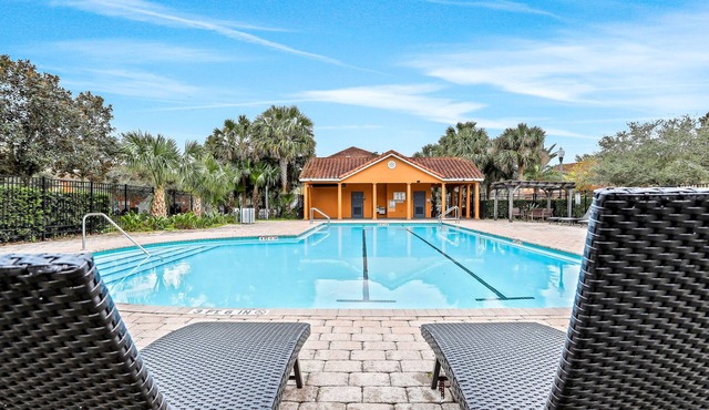 2-story snowbird-friendly townhouse near Disney with patio, streaming, W/D, AC