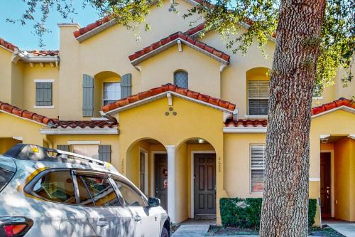 2-story snowbird-friendly townhouse near Disney with patio, streaming, W/D, AC