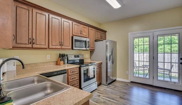 2 Story Townhouse 2 BR/2.5 Bath - Central Location