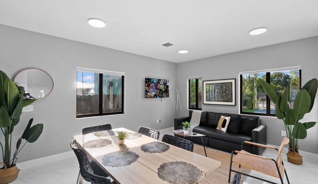 2-Story Townhouse w/Free Parking