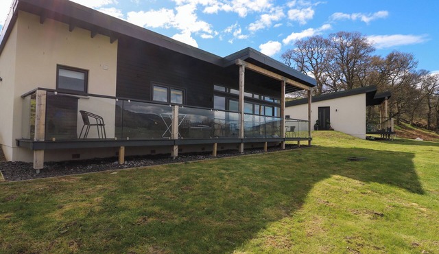 2 STRATHTAY LODGES, family friendly, with open fire in Aberfeldy